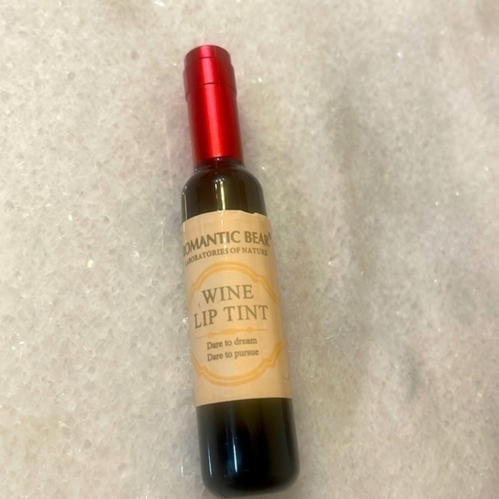 Romantic Bear wine lip tint NEBBIOLO RED
Lipgloss waterproof lipgloss New Sz 7g